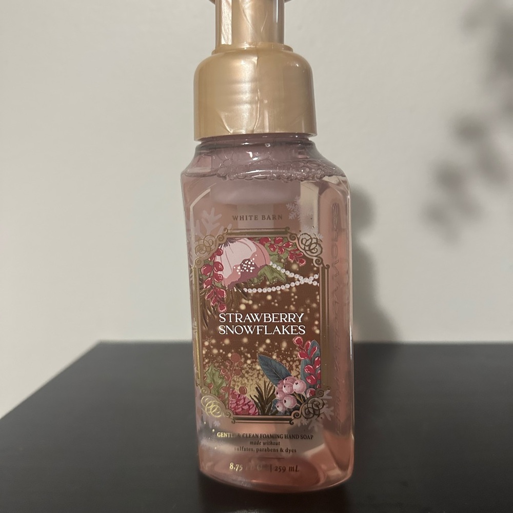 Bath and Bodyworks Strawberry Snowflakes Foaming Hand Soap